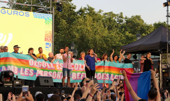 Barcelona mayor Ada Colau addresses Pride marchers (by ACN)